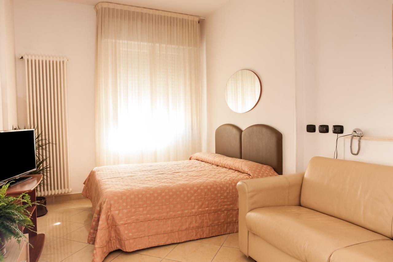 Residence Fellini Ρίμινι Εξωτερικό φωτογραφία